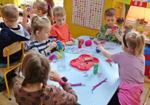Dzieci montują Ekoludkowi kończyny z drucika kreatywnego